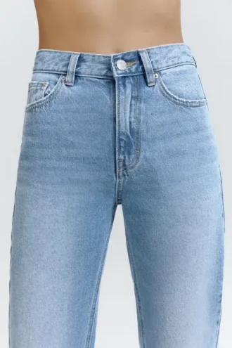 Mom-Jeans mit hoher Taille