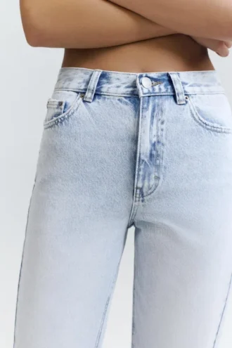 Mom-Jeans mit hoher Taille