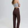 Mom-Jeans mit hoher Taille