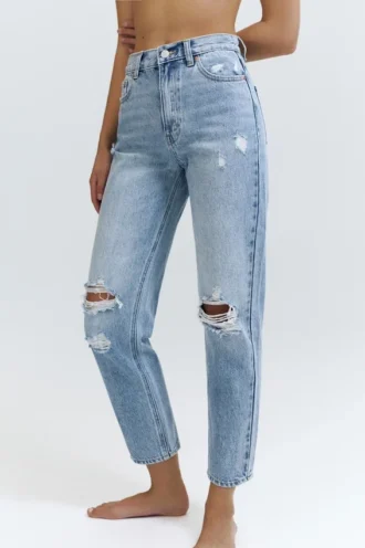 Mom-Jeans mit Rissen