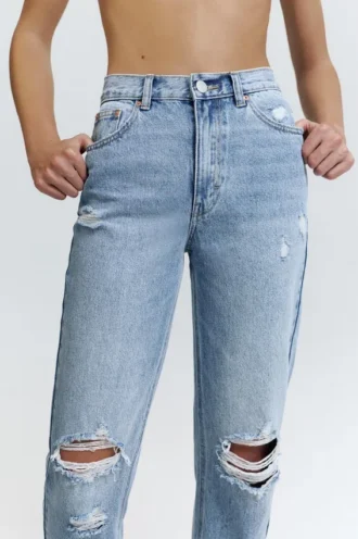 Mom-Jeans mit Rissen