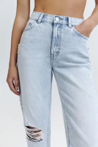 Mom-Jeans mit Rissen