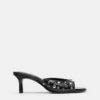 Mules mit Absatz und Nieten Mules mit Absatz und Nieten