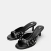 Mules mit Absatz und Nieten Mules mit Absatz und Nieten