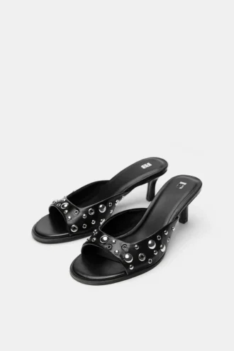 Mules mit Absatz und Nieten