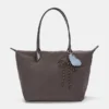 Nylon-Shopper-Tasche mit Anhänger-Detail Nylon-Shopper-Tasche mit Anhänger-Detail