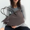 Nylon-Shopper-Tasche mit Anhänger-Detail Nylon-Shopper-Tasche mit Anhänger-Detail