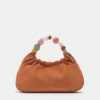 Perlenbesetzte Handtasche Perlenbesetzte Handtasche