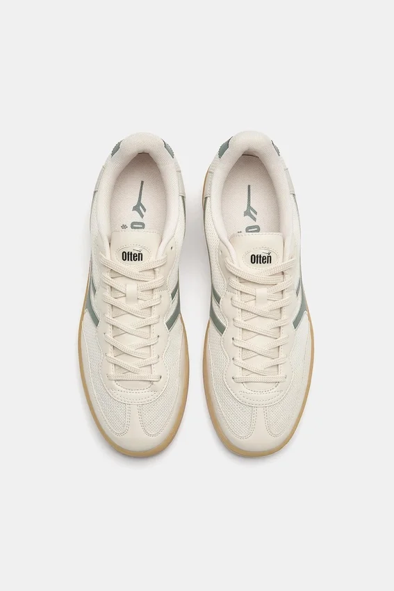 Retro-Sneaker aus Stoff Retro-Sneaker aus Stoff