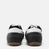Retro-Sneaker mit Ziernähten Retro-Sneaker mit Ziernähten