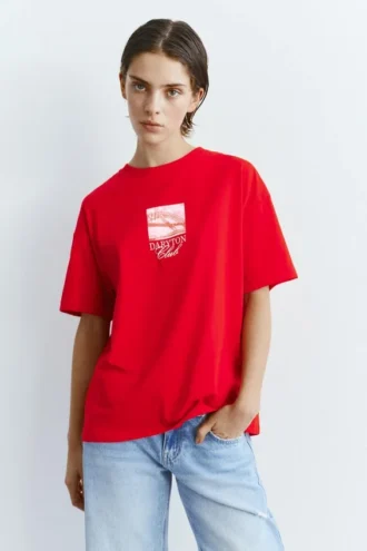 Rotes T-Shirt mit Grafik und Slogan