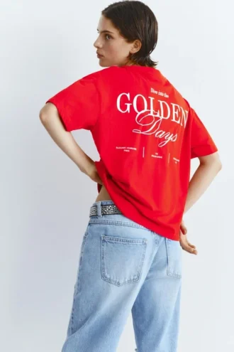 Rotes T-Shirt mit Grafik und Slogan