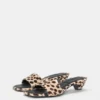 Sandalen mit Absatz aus Leder mit Leopardenmuster Sandalen mit Absatz aus Leder mit Leopardenmuster