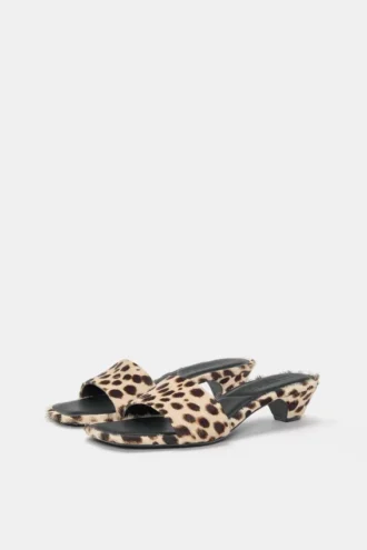 Sandalen mit Absatz aus Leder mit Leopardenmuster