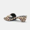 Sandalen mit Absatz aus Leder mit Leopardenmuster Sandalen mit Absatz aus Leder mit Leopardenmuster