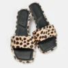 Sandalen mit Absatz aus Leder mit Leopardenmuster Sandalen mit Absatz aus Leder mit Leopardenmuster