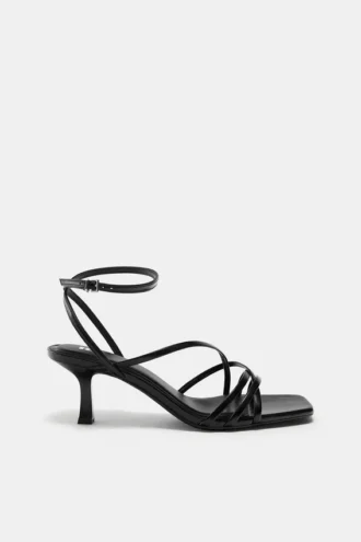 Sandalen mit Absatz und Riemen