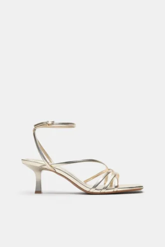 Sandalen mit Absatz und Riemen