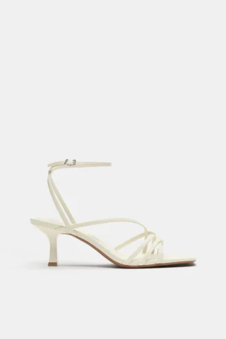 Sandalen mit Absatz und Riemen