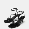 Sandalen mit Absatz und Riemen Sandalen mit Absatz und Riemen