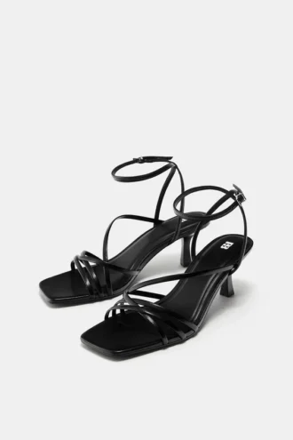 Sandalen mit Absatz und Riemen