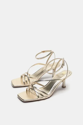Sandalen mit Absatz und Riemen