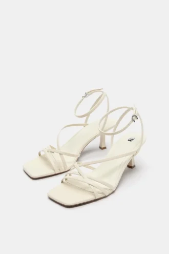 Sandalen mit Absatz und Riemen