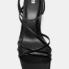 Sandalen mit Absatz und Riemen Sandalen mit Absatz und Riemen