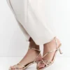 Sandalen mit Absatz und Riemen Sandalen mit Absatz und Riemen