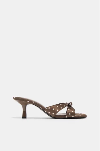 Sandalen mit hohen Absätzen und Polka-Dots