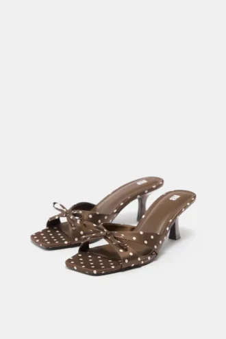 Sandalen mit hohen Absätzen und Polka-Dots