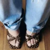 Sandalen mit hohen Absätzen und Polka-Dots Sandalen mit hohen Absätzen und Polka-Dots