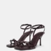 Sandalen mit hohen Absätzen und Schnallen Sandalen mit hohen Absätzen und Schnallen