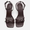 Sandalen mit hohen Absätzen und Schnallen Sandalen mit hohen Absätzen und Schnallen