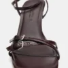 Sandalen mit hohen Absätzen und Schnallen Sandalen mit hohen Absätzen und Schnallen