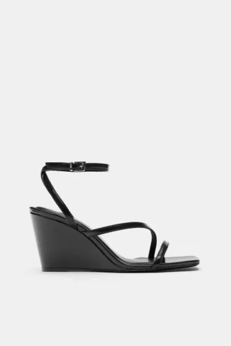 Sandalen mit Keilabsatz und Riemchen Sandalen mit Keilabsatz und Riemchen