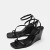 Sandalen mit Keilabsatz und Riemchen