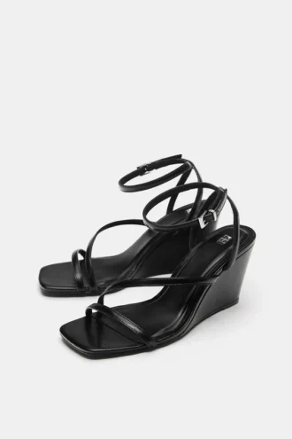 Sandalen mit Keilabsatz und Riemchen Sandalen mit Keilabsatz und Riemchen