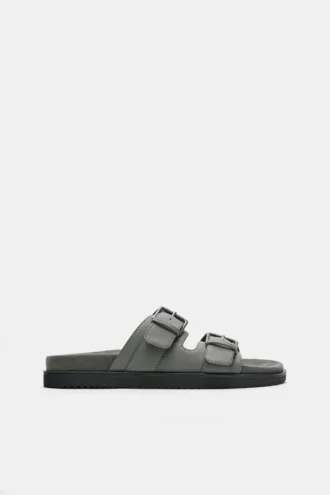 Sandalen mit Schnallen