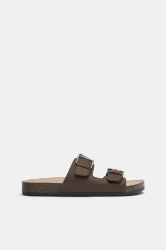 Sandalen mit Schnallen