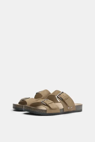 Sandalen mit Schnallen