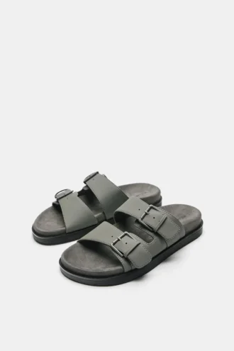 Sandalen mit Schnallen