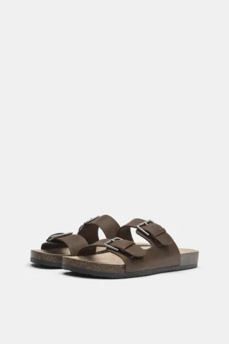 Sandalen mit Schnallen