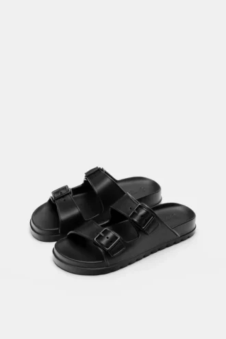 Sandalen mit Schnallen