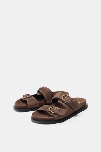 Sandalen mit Schnallen