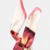 Schal mit Blumenmuster Schal mit Blumenmuster
