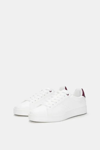 Schlichte Sneaker mit Details