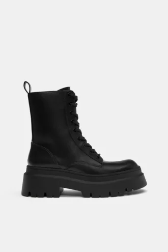 Schnürbare, voluminöse Stiefel