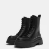 Schnürbare, voluminöse Stiefel