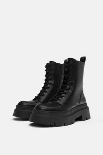 Schnürbare, voluminöse Stiefel